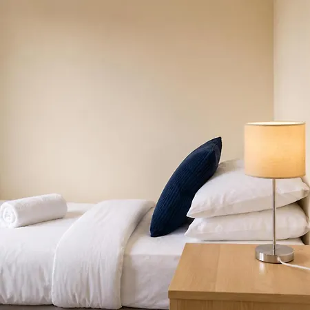 Salford Retreat - Spacious 4 Bedroom House Near Centre Sleeps 7 Tatil Evi Manchester