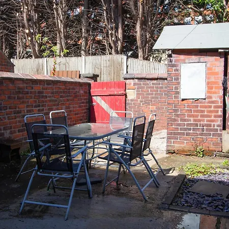 Nyaraló Spacious 2br In Chadderton Near