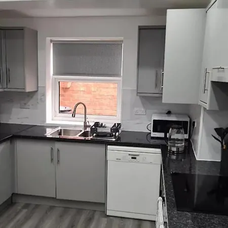 Salford - House - Sleeps 4 - Parking *