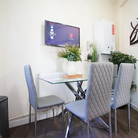2br Clayton Nr Etihad L Parking, Garden, Pool Table Manchester