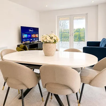 3 Bedroom - Sleeps 6 - Balcony - Riverside * Manchester