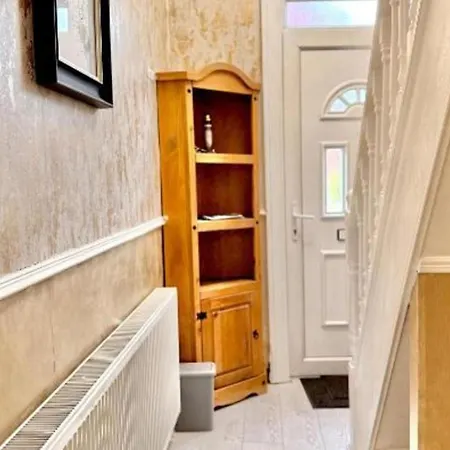 Tatil Evi North 3-bed House Sleeps 6 With Wifi Manchester