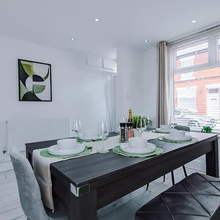 Tatil Evi New Cosy 2br | Pool Table | Parking | Ps4 + Games Manchester