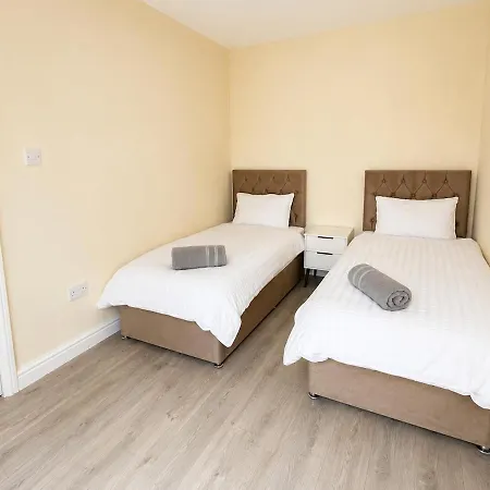 Tatil Evi Spacious House Sleeps 8 Near Mri And Centre Free Parking