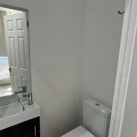 4-bed House - Ensuite - Sleeps 8 - Parking Manchester