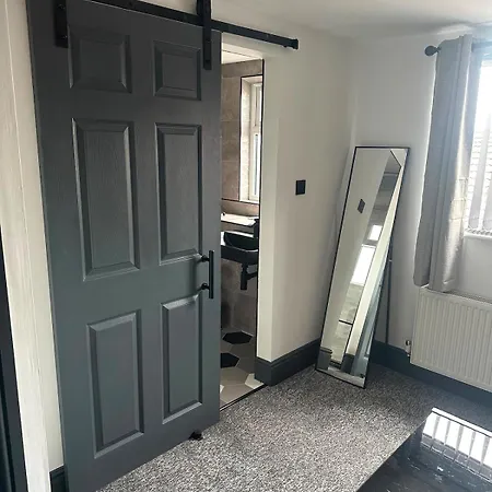 Cosy Spacious 4 Bedroom Close To Centre