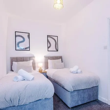 Nyaraló 3 Bedroom House | Sleeps 7 | Free Parking | Fast Wi-fi Manchester