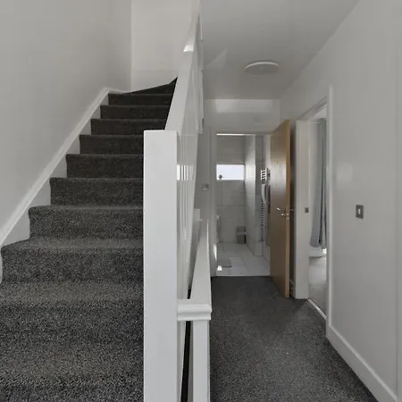 Modern 4 Bedroom House Free Parking 7 Sleeps Nyaraló *