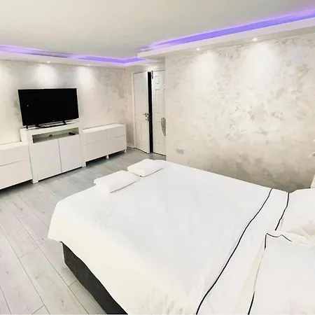 House Sleeps 10 With Free Parking - Pets Welcome