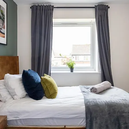 3-bed Near Centre-coop Live-etihad Man Stadium-driveway Parking-sleeps Upto 6 Guests *