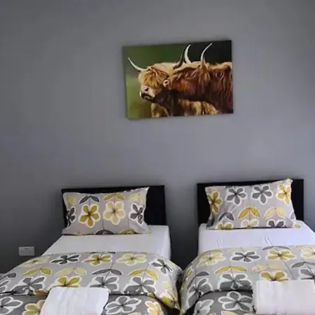 Salford - House - Sleeps 4 - Parking Дом отдыха Манчестер
