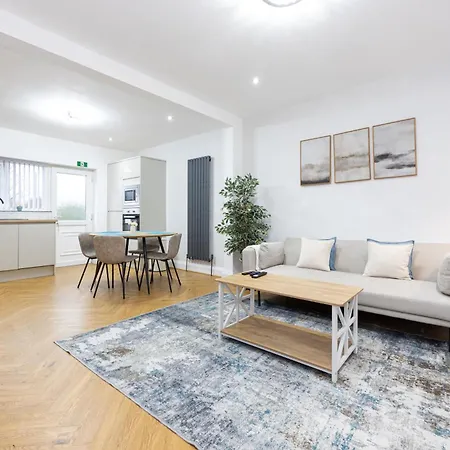Entire Next To Trafford Centre * Manchester