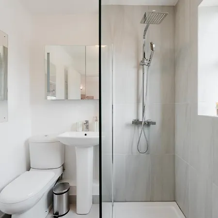 Tatil Evi Sleeps 10, Modern 5-Bed House Near Manchester City Centre, Free Parking *