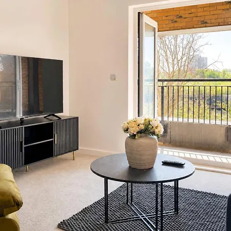 3 Bedroom - Sleeps 6 - Balcony - Riverside