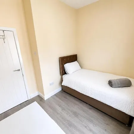 Spacious House Sleeps 8 Near Mri And Centre Free Parking Manchester