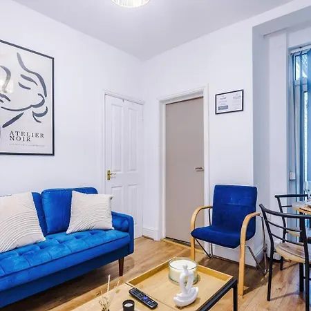 3 Bedroom House | Sleeps 7 | Free Parking | Fast Wi-fi * Manchester
