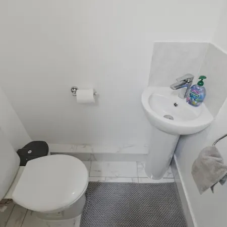 Modern 4 Bedroom House Free Parking 7 Sleeps Casa de Férias *