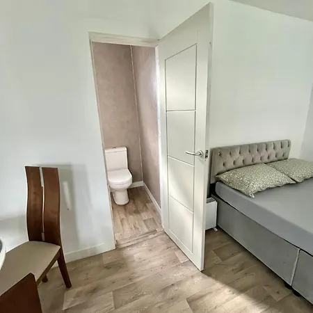 Private Spacious Ensuite With Free Car Park, Coop, Etihad & Easy Reach Of Piccadilly Maison d'hôtes *
