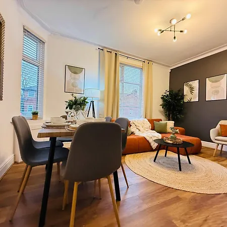 Spacious House With Games & Free Parking Nr Mediacity, Trafford Centre, Centre Tatil Evi Manchester