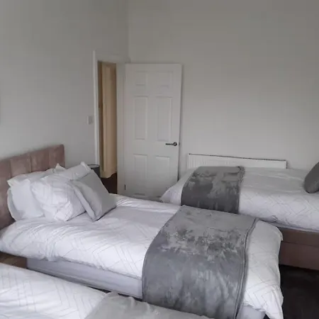Spacious Comfortable With Free Parking Casa de Férias