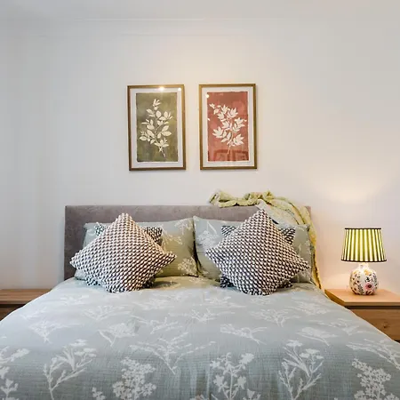 Sleeps 10, Modern 5-Bed House Near Manchester City Centre, Free Parking *