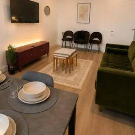 4 Bedroom House Sleeps 7 -free Parking -co-op Live *
