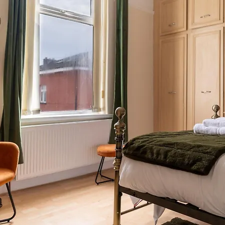 Enormous 5 Bed House - Sleeps 13 - Free Parking