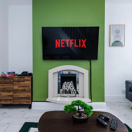 New Cosy 2br | Pool Table | Parking | Ps4 + Games Manchester