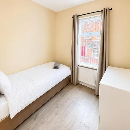 Casa de Férias Spacious House Sleeps 8 Near Mri And Centre Free Parking *