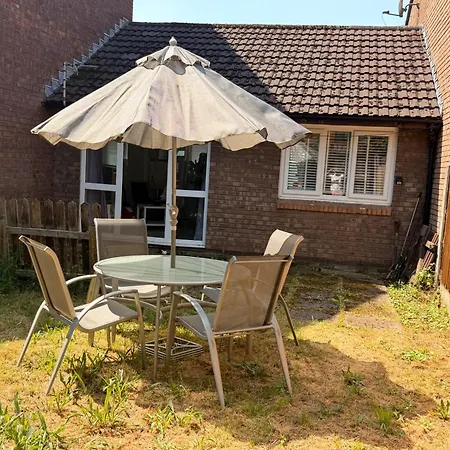 Sleeps 4 With Free Parking And Garden Tatil Evi Manchester