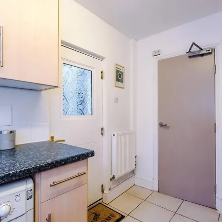 3 Bedroom House | Sleeps 7 | Free Parking | Fast Wi-fi * Manchester