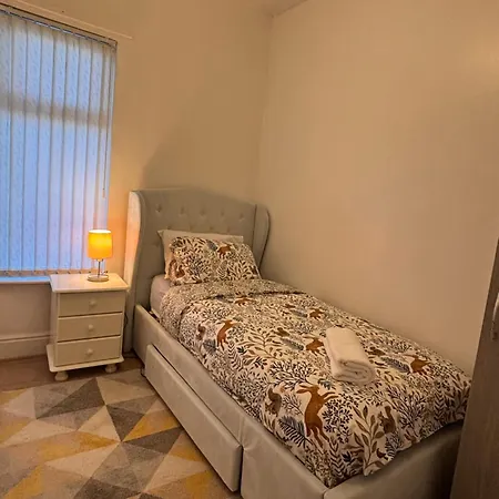 4br - Parking- Sleeps 7 - 2 Baths - Long