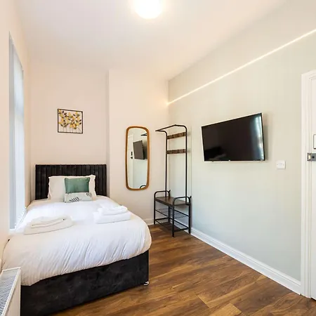 The Groves 4 Ensuite Near Centre And Hospital Tatil Evi