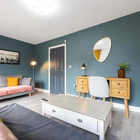 3-bed Near Centre-coop Live-etihad Man Stadium-driveway Parking-sleeps Upto 6 Guests Nyaraló *