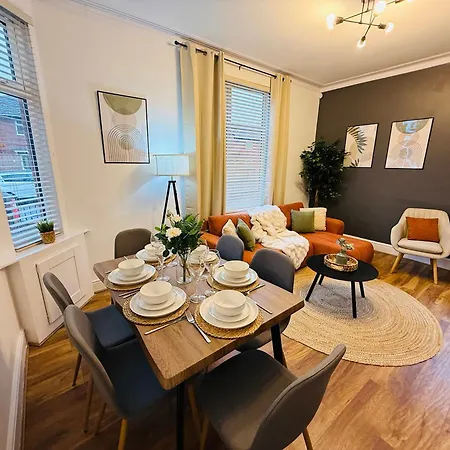 Spacious House With Games & Free Parking Nr Mediacity, Trafford Centre, Centre Tatil Evi Manchester