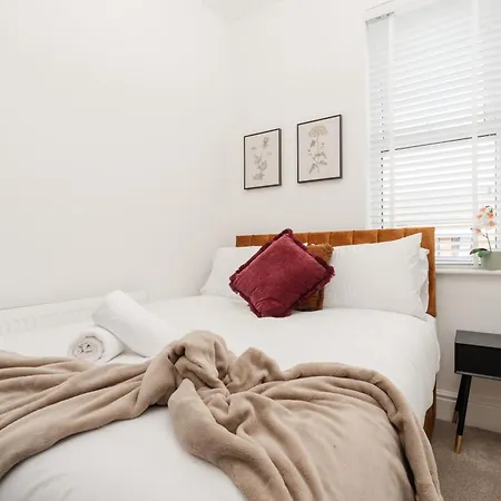 Spacious 6br House Sleeps 11 Free Parking Nyaraló *