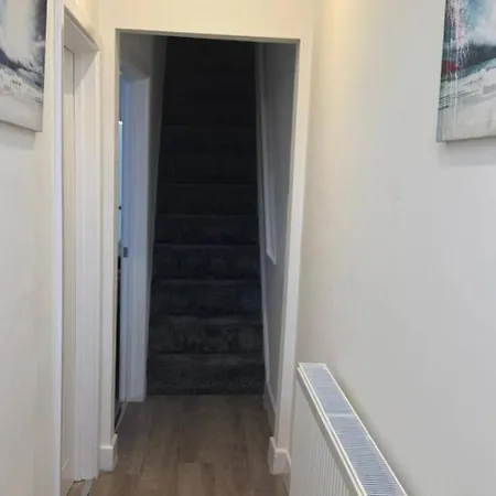 Tatil Evi 4 Bedroom House Sleeps 7 -free Parking -co-op Live *