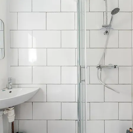 4br With Games Salford Sleeps 7 Manchester