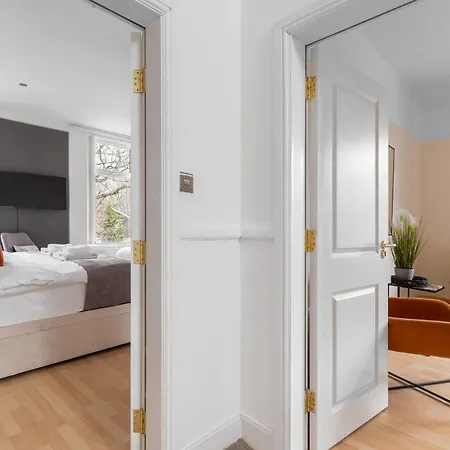 Nyaraló Enormous 5 Bed House - Sleeps 13 - Free Parking *