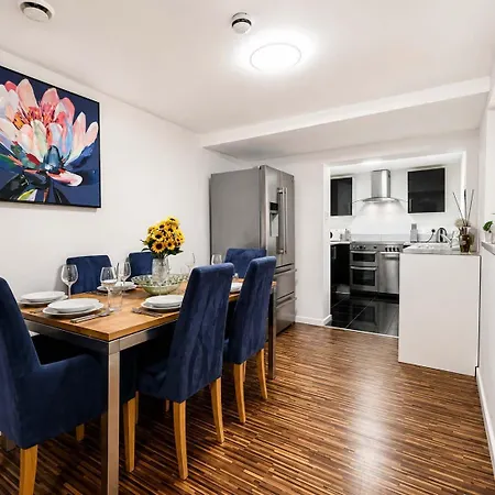 6-bed House - Sleeps 12 - Free Parking * Manchester