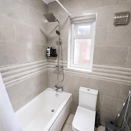 Casa de Férias Spacious House Sleeps 8 Near Mri And Centre Free Parking Manchester