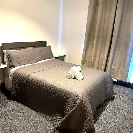 Cosy Spacious 4 Bedroom Close To Centre *