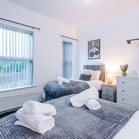3 Bedroom House | Sleeps 7 | Free Parking | Fast Wi-fi Nyaraló Manchester
