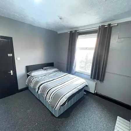 6 Bedroom House - Next To Parklife Festival Feriehus