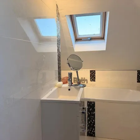 4 Bedroom Modern House In Prime Location Manchester