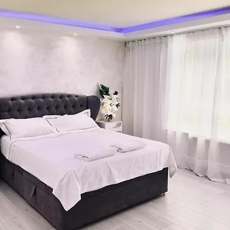 House Sleeps 10 With Free Parking - Pets Welcome