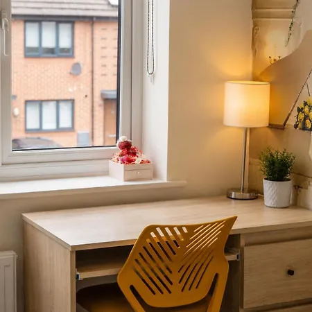 Modern 4br Sleeps 7 With Garden And Free Parking Nyaraló
