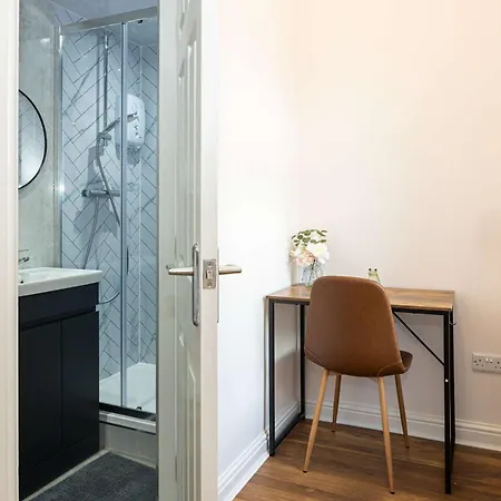 The Groves 4 Ensuite Near Centre And Hospital Tatil Evi