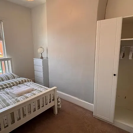 4br - Parking- Sleeps 7 - 2 Baths - Long