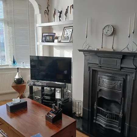 7 Lomond Avenue 3*